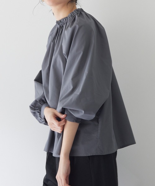 for/c(フォーシー)の「TCシャーリングネックブラウス【サスティナブル】(シャツ/ブラウス・レディース・チャコール/グレイッシュブルー・M/L)」の10枚目の写真