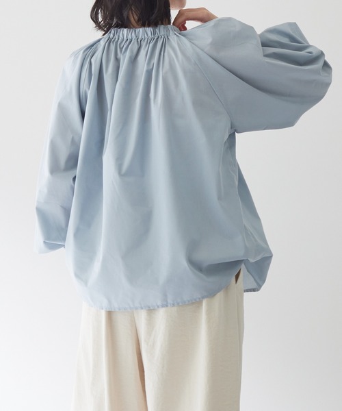for/c(フォーシー)の「TCシャーリングネックブラウス【サスティナブル】(シャツ/ブラウス・レディース・チャコール/グレイッシュブルー・M/L)」の14枚目の写真