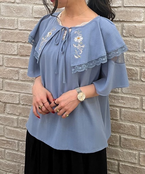 axes femme（アクシーズファム）の「刺繍入ケープブラウス