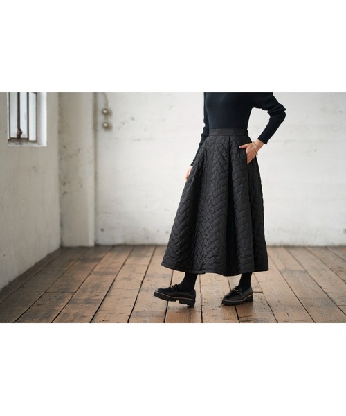 BELLUNA（ベルーナ）の「中わたキルトゆるっとスカート（スカート・レディース・ブラック/カーキ・X-LARGE/MEDIUM/LARGE）」の4枚目の写真