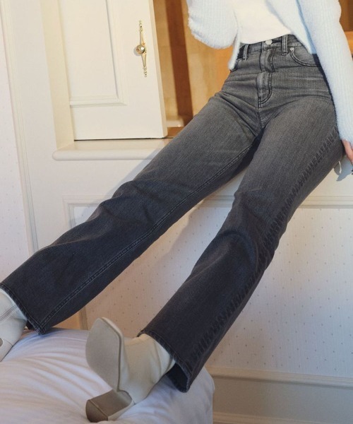 CALNAMUR(カルナムール)の「バックロゴソフトフレアデニム(デニムパンツ・レディース・ブラック/ブルー・MEDIUM/SMALL)」の2枚目の写真