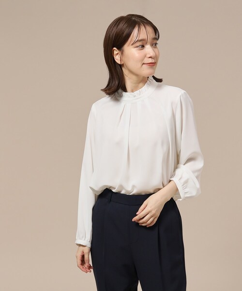 SHOO・LA・RUE(シューラルー)の「◆【S-3L/通勤/セレモニーにも】プチハイネック フリルブラウス【CIRCRIC】(シャツ/ブラウス・レディース・ブラック系5/ホワイト系6/ベージュ系その他7・02/01/03/04/05)」の4枚目の写真