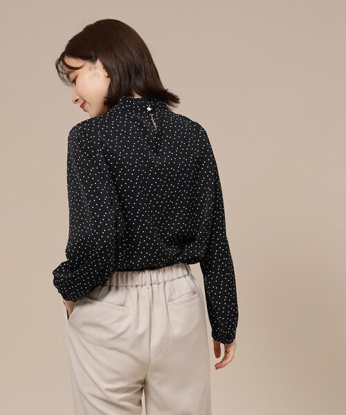 SHOO・LA・RUE(シューラルー)の「◆【S-3L/通勤/セレモニーにも】プチハイネック フリルブラウス【CIRCRIC】(シャツ/ブラウス・レディース・ブラック系5/ホワイト系6/ベージュ系その他7・02/01/03/04/05)」の20枚目の写真