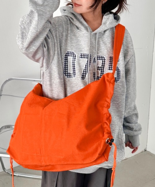 CLEA(クレア)の「ドローコードギャザーキャンバスショルダーバッグ(ショルダーバッグ・レディース・アイボリー/カーキ/ブラック/オレンジ・FREE)」の4枚目の写真