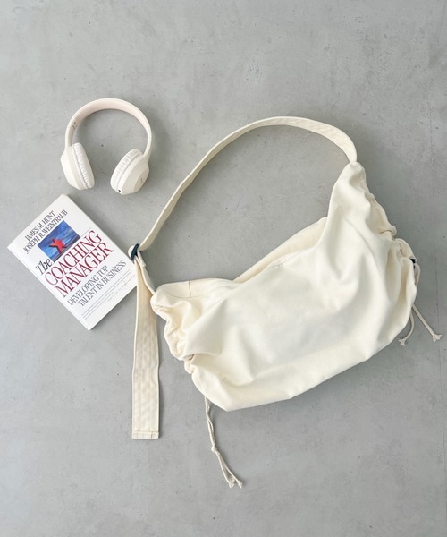 CLEA(クレア)の「ドローコードギャザーキャンバスショルダーバッグ(ショルダーバッグ・レディース・アイボリー/カーキ/ブラック/オレンジ・FREE)」の13枚目の写真