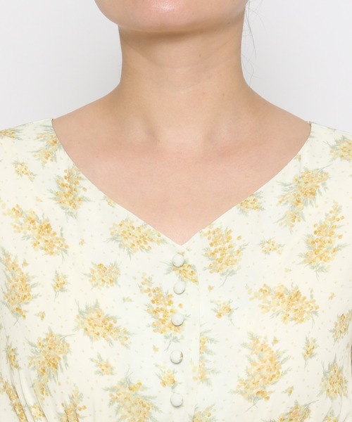 mysty woman（ミスティウーマン）の「ミモザ柄エンパイアワンピース　104192（ワンピース・レディース・ブラック/イエロー/ブルー・FREE）」の9枚目の写真