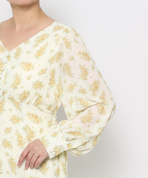 mysty woman（ミスティウーマン）の「ミモザ柄エンパイアワンピース　104192（ワンピース・レディース・ブラック/イエロー/ブルー・FREE）」の13枚目の写真