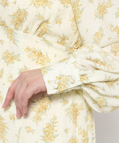 mysty woman（ミスティウーマン）の「ミモザ柄エンパイアワンピース　104192（ワンピース・レディース・ブラック/イエロー/ブルー・FREE）」の17枚目の写真