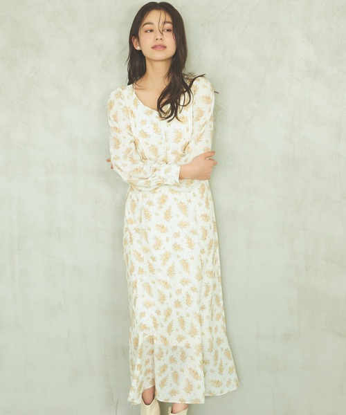 mysty woman（ミスティウーマン）の「ミモザ柄エンパイアワンピース　104192（ワンピース・レディース・ブラック/イエロー/ブルー・FREE）」の5枚目の写真