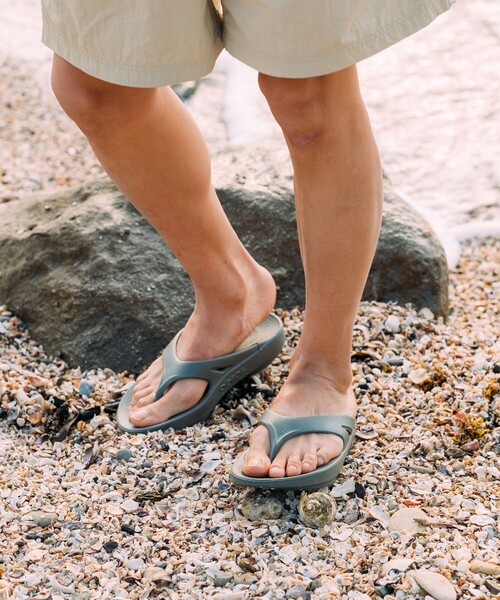 OOFOS（ウーフォス）の「OOFOS/ウーフォス Ooriginal/ウーオリジナル（サンダル・メンズ・ブラック/オリーブ/グレー・8/9/7）」の3枚目の写真