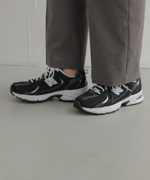 URBAN RESEARCH DOORS（アーバンリサーチドアーズ）の「NEW BALANCE　MR530（スニーカー・レディース・ブラック/グレー・23.5/24/24.5）」の2枚目の写真