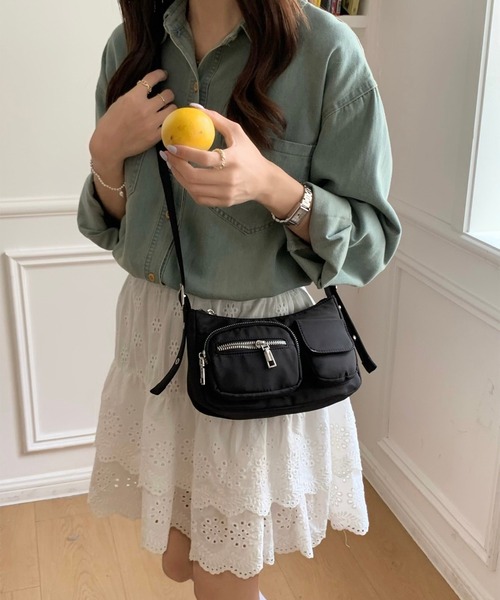 LYEON(リヨン)の「アウトポケットワンショルダーバッグ(ショルダーバッグ・レディース・ブラック/オフホワイト/シルバー・FREE)」の2枚目の写真