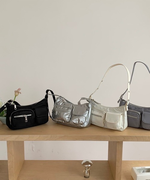 LYEON(リヨン)の「アウトポケットワンショルダーバッグ(ショルダーバッグ・レディース・ブラック/オフホワイト/シルバー・FREE)」の16枚目の写真