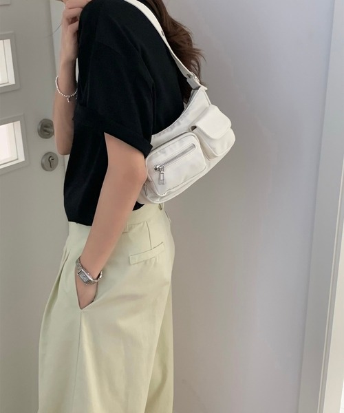LYEON(リヨン)の「アウトポケットワンショルダーバッグ(ショルダーバッグ・レディース・ブラック/オフホワイト/シルバー・FREE)」の18枚目の写真