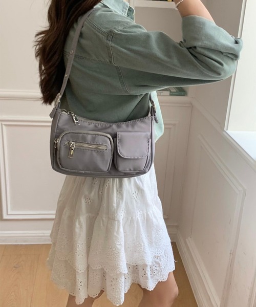 LYEON(リヨン)の「アウトポケットワンショルダーバッグ(ショルダーバッグ・レディース・ブラック/オフホワイト/シルバー・FREE)」の4枚目の写真