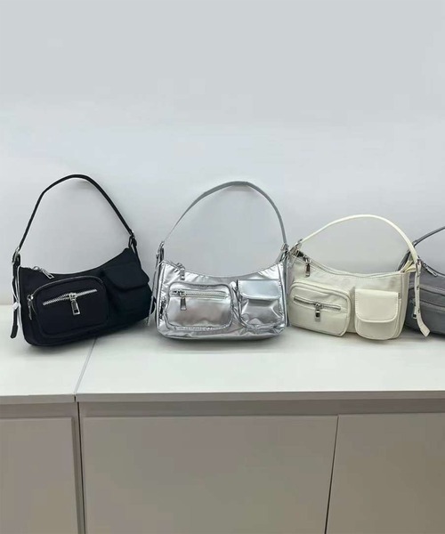 LYEON(リヨン)の「アウトポケットワンショルダーバッグ(ショルダーバッグ・レディース・ブラック/オフホワイト/シルバー・FREE)」の5枚目の写真