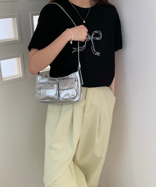 LYEON(リヨン)の「アウトポケットワンショルダーバッグ(ショルダーバッグ・レディース・ブラック/オフホワイト/シルバー・FREE)」の11枚目の写真