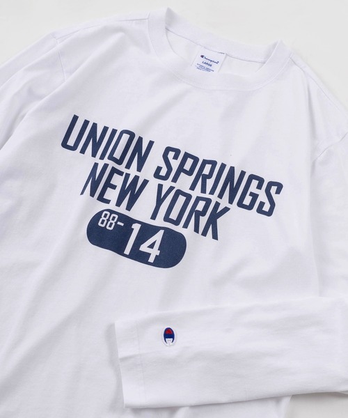 Champion(チャンピオン)の「【Champion/チャンピオン】UNION SPRINGS NY&MANTECA CALIFORNIA カレッジロゴプリント メンズベーシック ロングスリーブTシャツ/長袖Tシャツ(Tシャツ/カットソー・メンズ・グレー/ダークグリーン/オフホワイト/ホワイト/スミクロ/ネイビー・M/L/XL)」の1枚目の写真