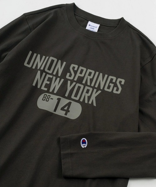Champion(チャンピオン)の「【Champion/チャンピオン】UNION SPRINGS NY&MANTECA CALIFORNIA カレッジロゴプリント メンズベーシック ロングスリーブTシャツ/長袖Tシャツ(Tシャツ/カットソー・メンズ・グレー/ダークグリーン/オフホワイト/ホワイト/スミクロ/ネイビー・M/L/XL)」の3枚目の写真
