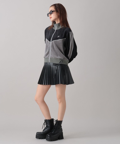 FOREVER 21（フォーエバー トゥエンティーワン）の「【2024FW】トラックベロアジャケット（ブルゾン・レディース・ブラック/ナチュラル/ブルー・FREE）」の10枚目の写真