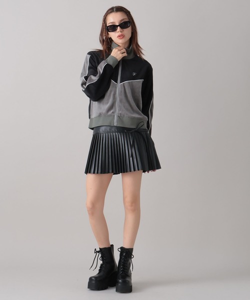 FOREVER 21（フォーエバー トゥエンティーワン）の「【2024FW】トラックベロアジャケット（ブルゾン・レディース・ブラック/ナチュラル/ブルー・FREE）」の11枚目の写真