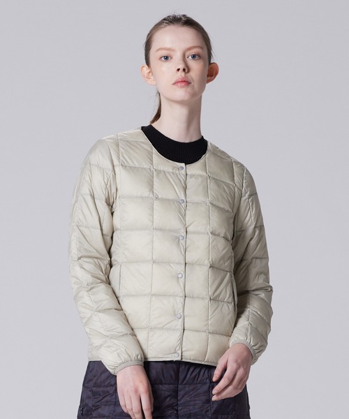 TAION(タイオン)の「【TAION(タイオン)】〈ウィメンズ〉ベーシック クルーネックボタン インナーダウンジャケット(ダウンジャケット/コート・レディース・ネイビー/オレンジ/オフホワイト/ネイビー系6/カーキ/チャコールグレー/ミント/サンドベージュ/ライトグレー/グレー/ダークネイビー/ブラック/チョコ/モカ/チャコール/オリーブ/ベージュ/レオパード/レモンイエロー/ダークオリーブ/キャメル/ダークグリーン/ベージュ系5・XL/L/2XL/M/S)」の4枚目の写真