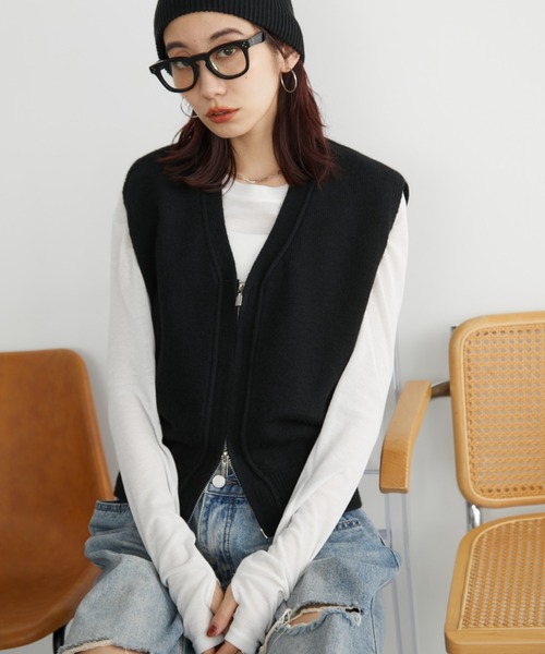 Auntie Rosa Holiday（アンティローザホリデー）の「Vネックジップアップニットベスト（ベスト・レディース・ベージュ/グレー/ブラック・FREE）」の2枚目の写真