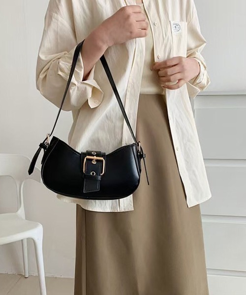 folka（フォルカ）の「3-11E99 センターベルト PUレザー バックル 大きめ金具 ハンドバッグ（ハンドバッグ・レディース・ブラック・ONESIZE）」の2枚目の写真