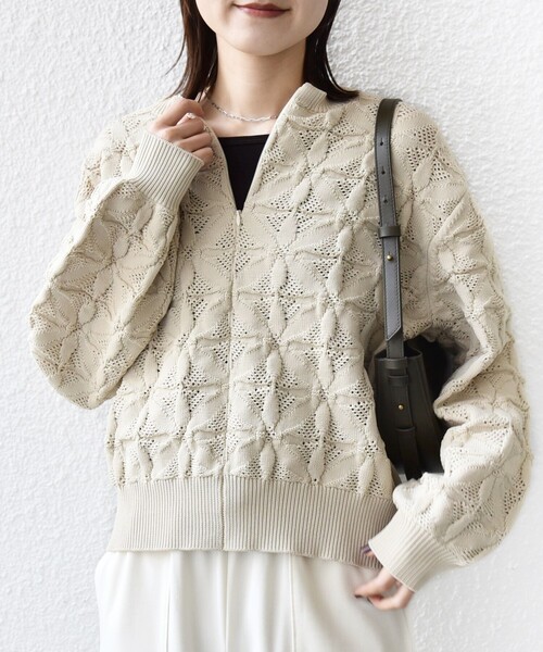 SHIPS（シップス）の「【WEB限定】〈洗濯機可能〉2WAY フラワー ジャカード ハーフ ジップ プルオーバー（ニット/セーター・レディース・ライトグリーン/オフホワイト/チャコールグレー/ネイビー/ブラウン/ベージュ/ライトブルー・ONE SIZE）」の4枚目の写真