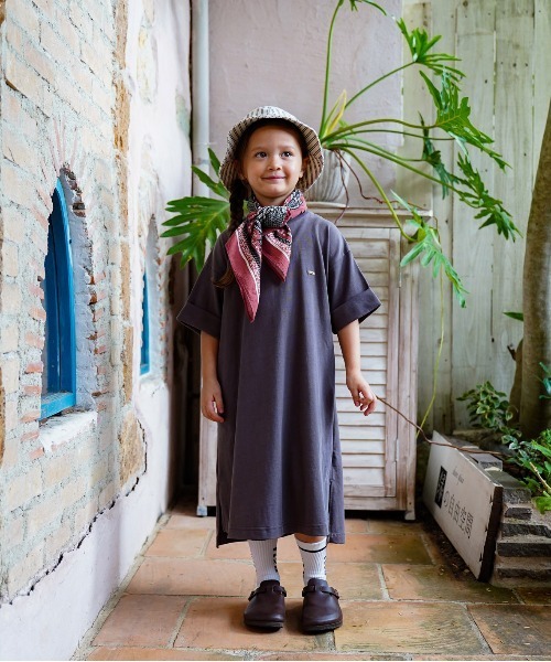 FITH(フィス)の「Smooth Cotton Jersey and Back Logo Dress(ドレス・キッズ・チャコールグレー/グリーン・130/140)」の2枚目の写真