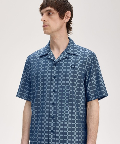 FRED PERRY(フレッドペリー)の「Geometric Revere Collar Shirt/ジオメトリックオープンカラーシャツ(シャツ/ブラウス・メンズ・ブルー・M/L)」の1枚目の写真