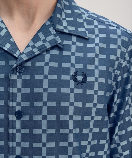 FRED PERRY(フレッドペリー)の「Geometric Revere Collar Shirt/ジオメトリックオープンカラーシャツ(シャツ/ブラウス・メンズ・ブルー・M/L)」の3枚目の写真