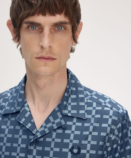 FRED PERRY(フレッドペリー)の「Geometric Revere Collar Shirt/ジオメトリックオープンカラーシャツ(シャツ/ブラウス・メンズ・ブルー・M/L)」の2枚目の写真