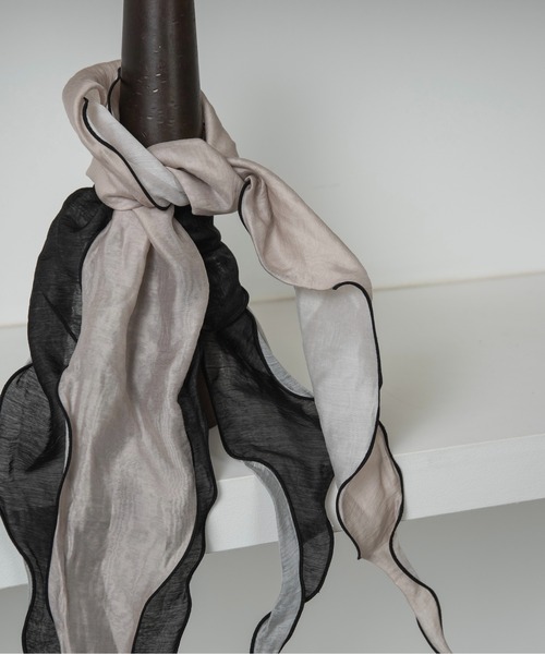 lawgy(ラウジー)の「piping bicolor sheer scarf / パイピングバイカラーシアースカーフ(バンダナ/スカーフ・レディース・ベージュ/ブラック・FREE)」の3枚目の写真