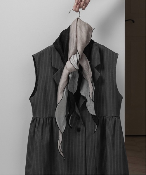 lawgy(ラウジー)の「piping bicolor sheer scarf / パイピングバイカラーシアースカーフ(バンダナ/スカーフ・レディース・ベージュ/ブラック・FREE)」の4枚目の写真