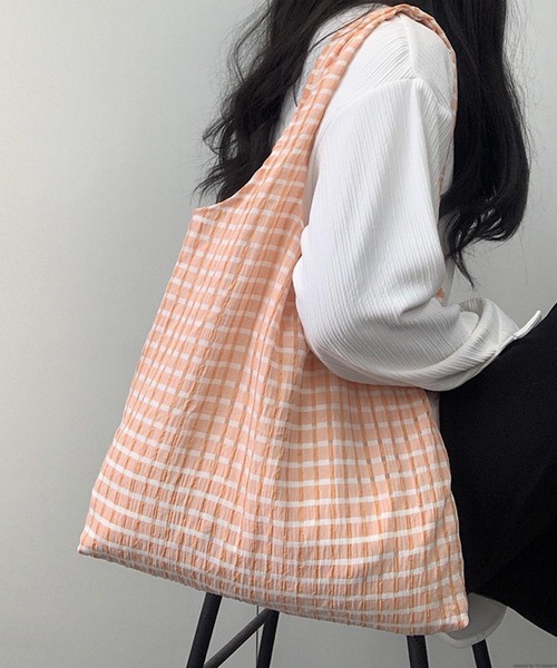 TONE SELECT GOODS（トーンセレクトグッズ）の「Liaa/くしゅくしゅ チェック トートバッグ A18654（トートバッグ・レディース・オレンジ/パープル/ピンク/ブラック・FREE）」の4枚目の写真