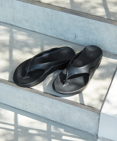 qualite（カリテ）の「【OOFOS/ウーフォス】O Original / リカバリーサンダル（パンプス・レディース・ダークグリーン/グレイッシュベージュ/ブラック・36/37/38）」の2枚目の写真