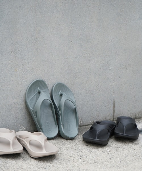 qualite（カリテ）の「【OOFOS/ウーフォス】O Original / リカバリーサンダル（パンプス・レディース・ダークグリーン/グレイッシュベージュ/ブラック・36/37/38）」の5枚目の写真