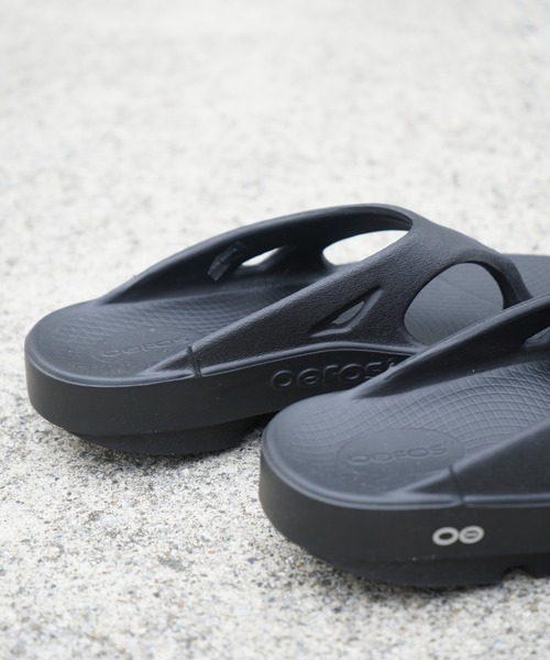 qualite（カリテ）の「【OOFOS/ウーフォス】O Original / リカバリーサンダル（パンプス・レディース・ダークグリーン/グレイッシュベージュ/ブラック・36/37/38）」の8枚目の写真