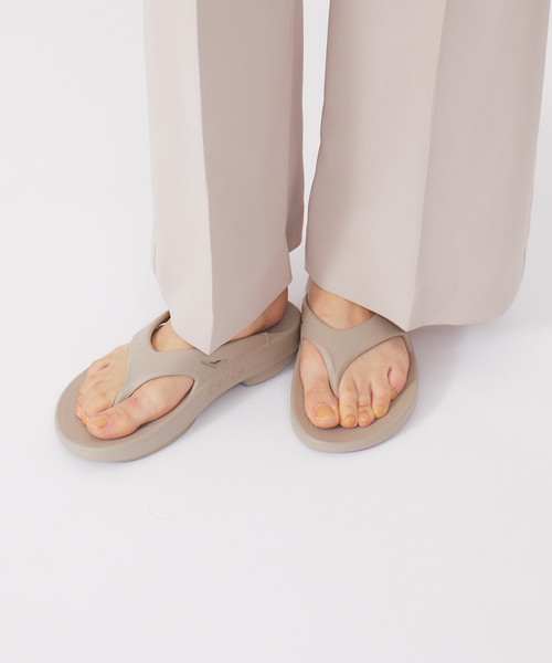 qualite（カリテ）の「【OOFOS/ウーフォス】O Original / リカバリーサンダル（パンプス・レディース・ダークグリーン/グレイッシュベージュ/ブラック・36/37/38）」の7枚目の写真