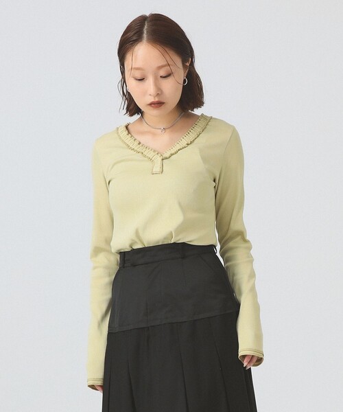 Ray BEAMS(レイビームス)の「ギャザー ブレード Vネック トップス(Tシャツ/カットソー・レディース・クリーム/ライトグレー/ブラック・ONE SIZE)」の1枚目の写真