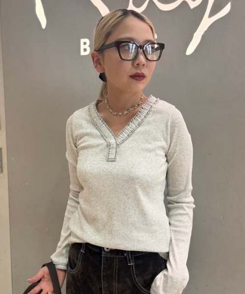 Ray BEAMS(レイビームス)の「ギャザー ブレード Vネック トップス(Tシャツ/カットソー・レディース・クリーム/ライトグレー/ブラック・ONE SIZE)」の4枚目の写真