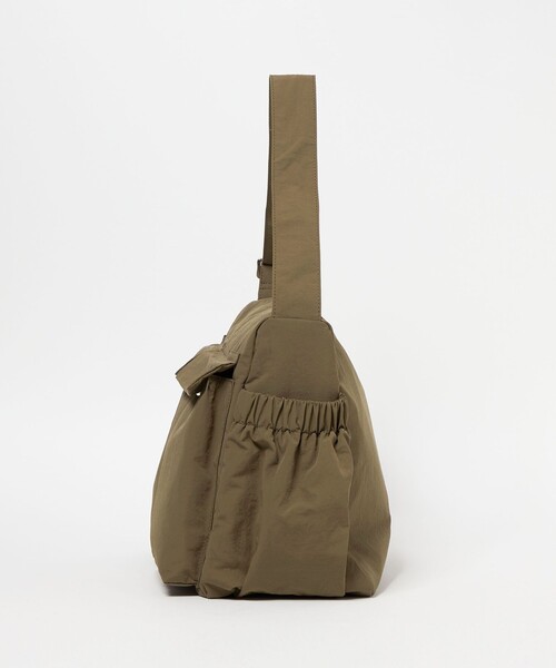 BEAUTY&YOUTH UNITED ARROWS（ビューティーアンドユースユナイテッドアローズ）の「フロント ダブルポケット ビッグ ショルダーバッグ（ショルダーバッグ・レディース・オリーブ/ブラック・FREE）」の15枚目の写真