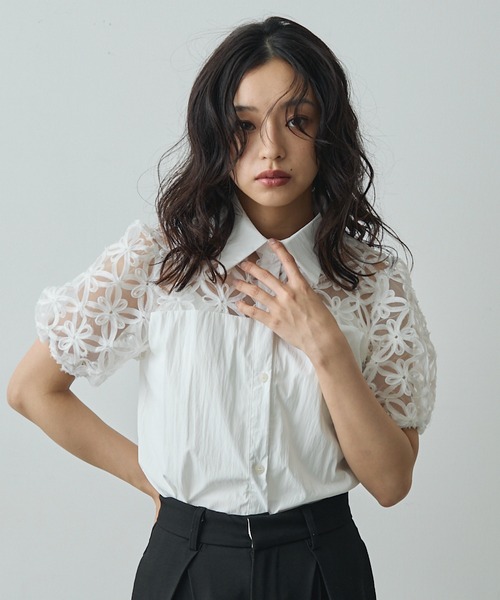 Lunea(ルネア)の「切り替えフラワーレースブラウス(シャツ/ブラウス・レディース・ホワイト/ブラック・FREE)」の2枚目の写真