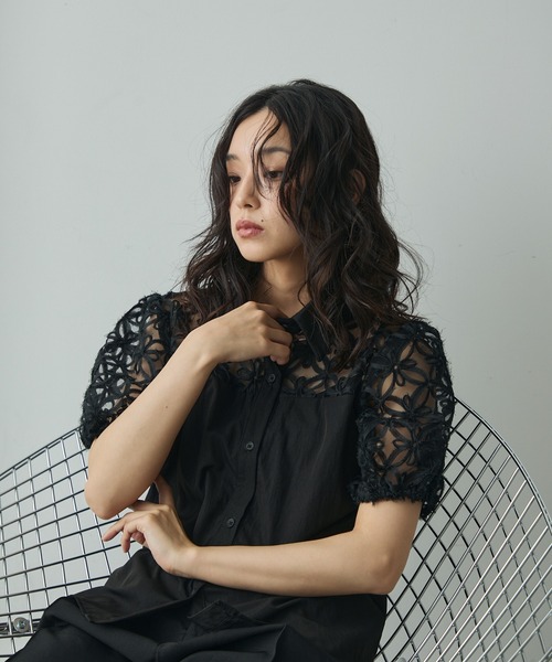 Lunea(ルネア)の「切り替えフラワーレースブラウス(シャツ/ブラウス・レディース・ホワイト/ブラック・FREE)」の22枚目の写真