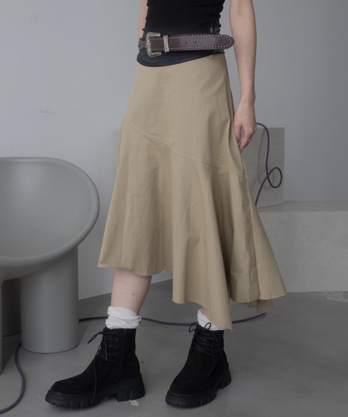 VACANCY(ヴァカンシー)の「アシンメトリーヘムスカート/ヴィンテージベルト付き(スカート・レディース・ネイビー/ベージュ・MEDIUM/LARGE)」の4枚目の写真