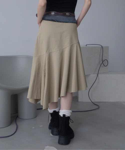 VACANCY(ヴァカンシー)の「アシンメトリーヘムスカート/ヴィンテージベルト付き(スカート・レディース・ネイビー/ベージュ・MEDIUM/LARGE)」の5枚目の写真