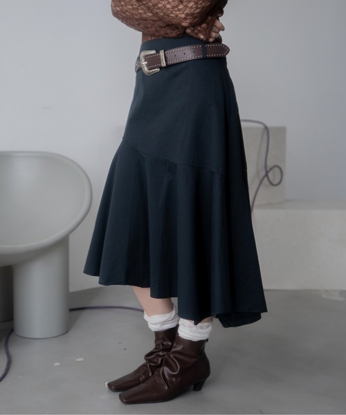 VACANCY(ヴァカンシー)の「アシンメトリーヘムスカート/ヴィンテージベルト付き(スカート・レディース・ネイビー/ベージュ・MEDIUM/LARGE)」の15枚目の写真