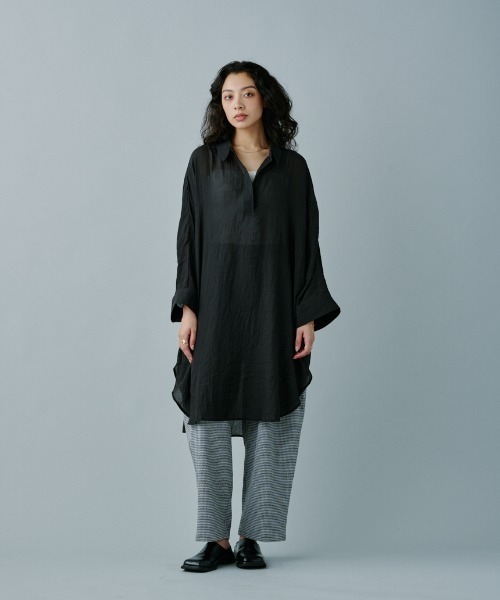 terrace(テラス)の「フラッフィーガーゼスキッパーロングシャツ(シャツ/ブラウス・レディース・オフホワイト/ブラック/グレイッシュベージュ/インディゴブルー・MEDIUM)」の18枚目の写真