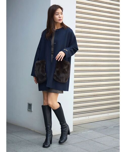 TONAL(トーナル)の「ポケットファーリバーコート(ノーカラーコート・レディース・ネイビー/ベージュ/モカ・SMALL/MEDIUM)」の19枚目の写真